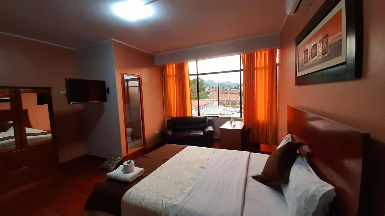 Victtorios Hotel Satipo Exterior photo